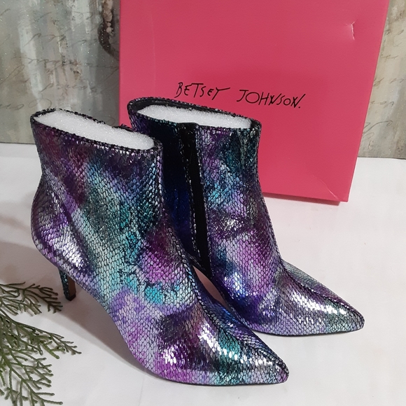 🍀2×45🍀Betsey Johnson Alba Embossed Booties - Picture 4 of 8